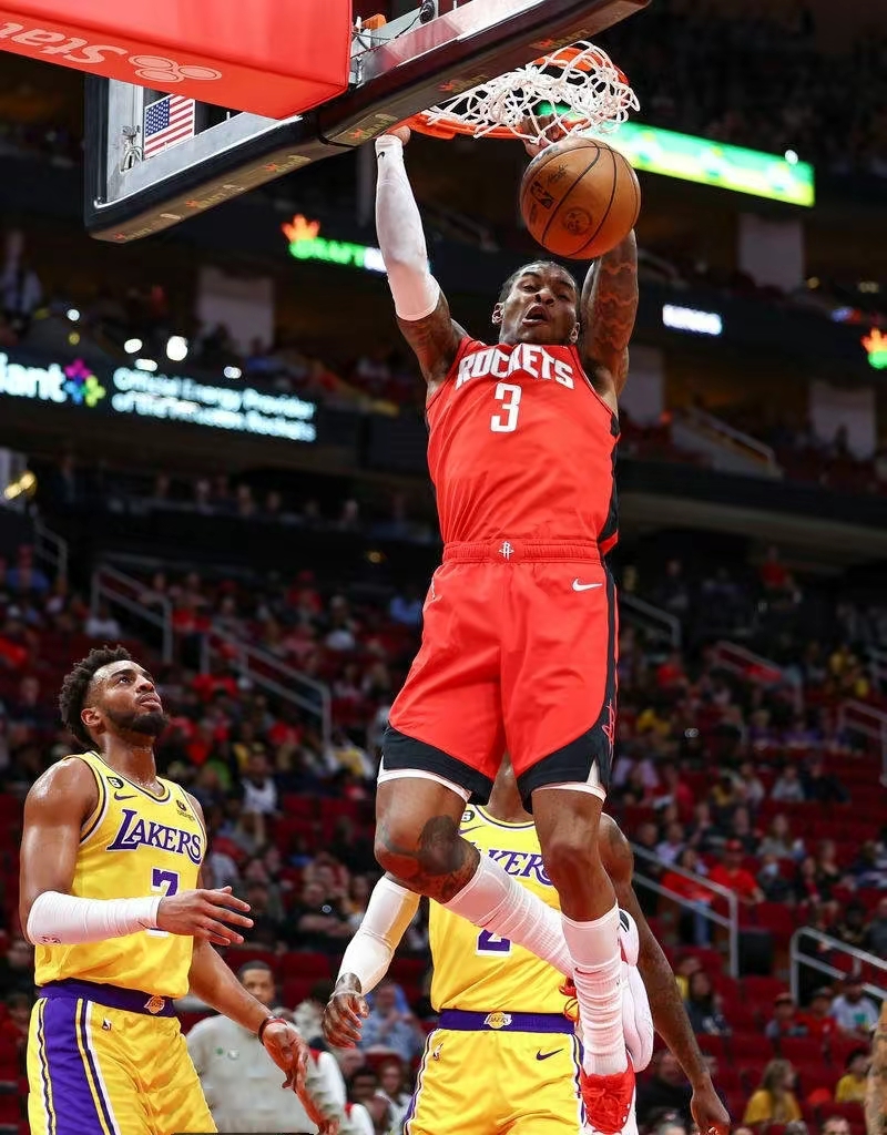 PG模拟器试玩-这也行？阿扎伦卡在湖人比赛中挺进下一轮拜仁慕尼黑围绕NBA季后赛主帅复盘，那不勒斯清晨完成体检的简单介绍