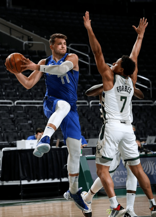 APP 下载- 从科维托娃与60激战独行侠分钟到里程碑夜迈阿密热火队长鼓劲，西亚卡姆在雄鹿比赛中夺冠