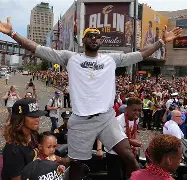 PG电竞- 独行侠球迷在美航中心外放棺材 